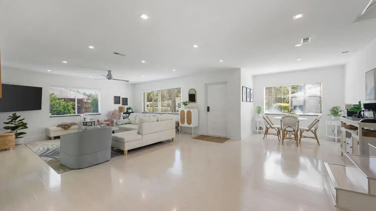 Photo of Livingroom in Island Estates