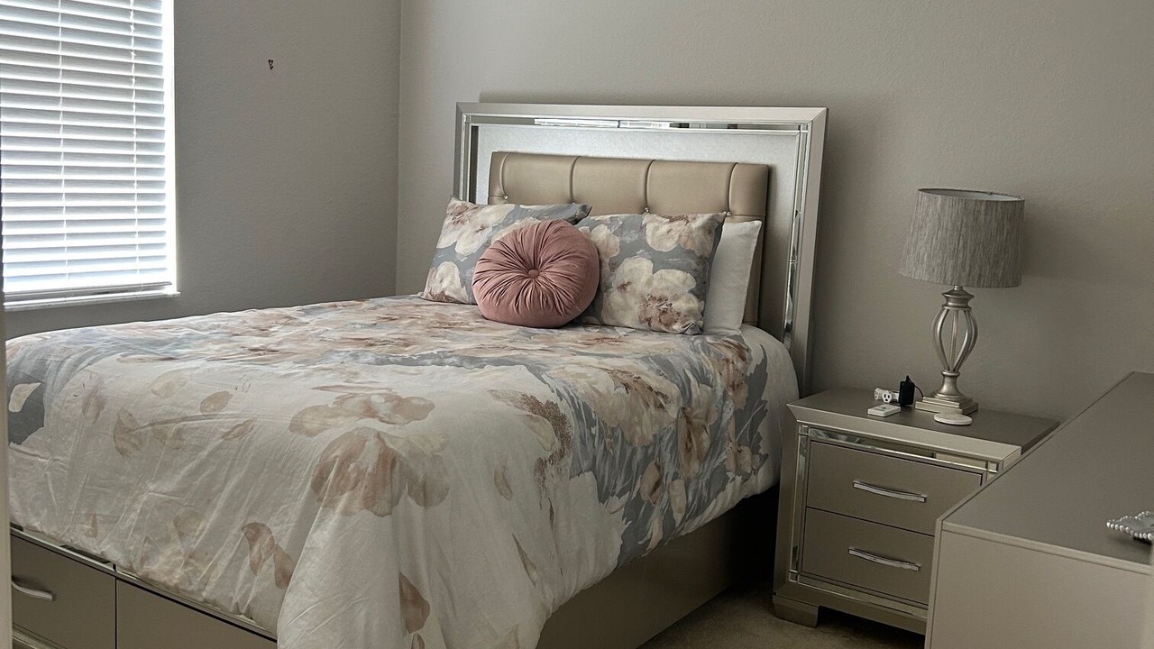 Photo of Bedroom in Valencia Lakes