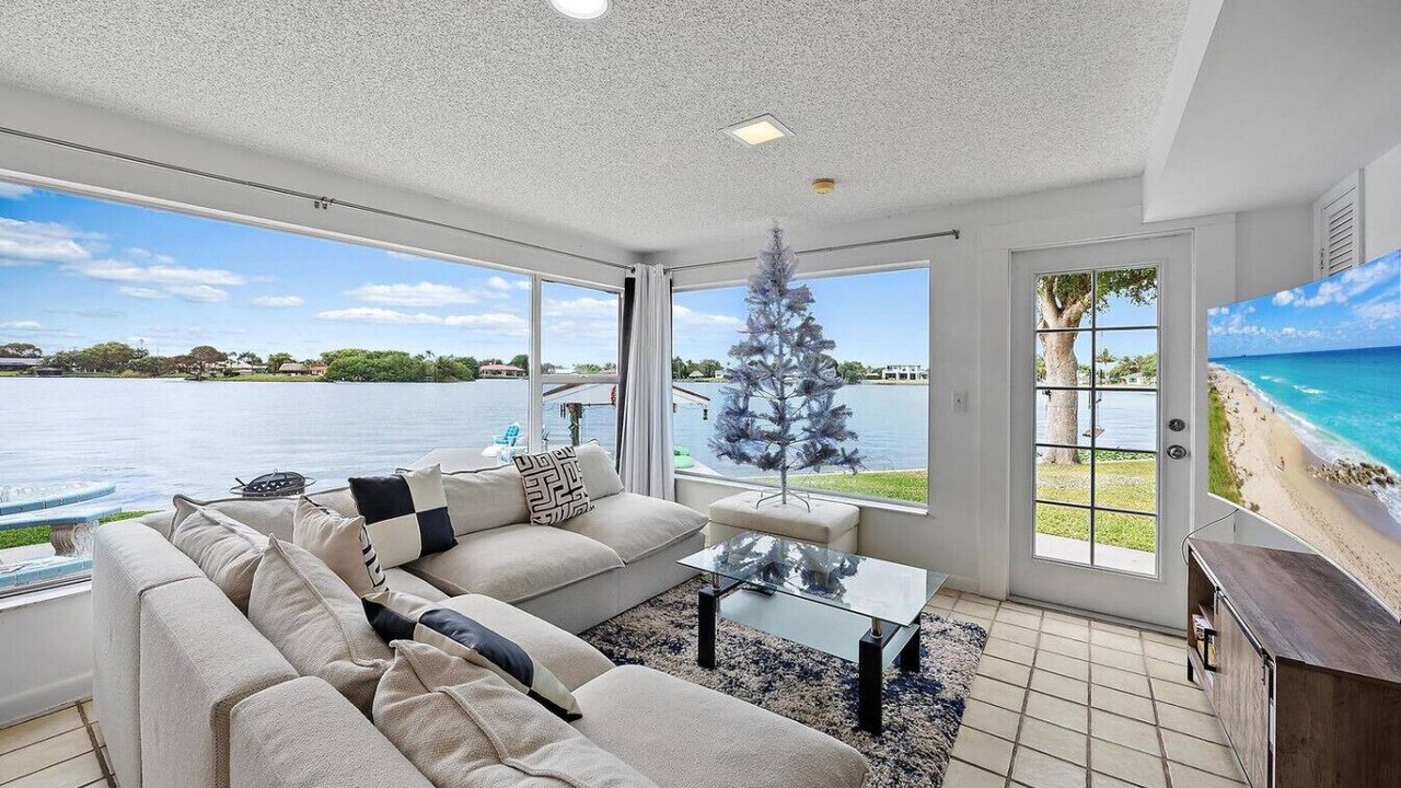 Photo of Livingroom in Lake Ida Shores
