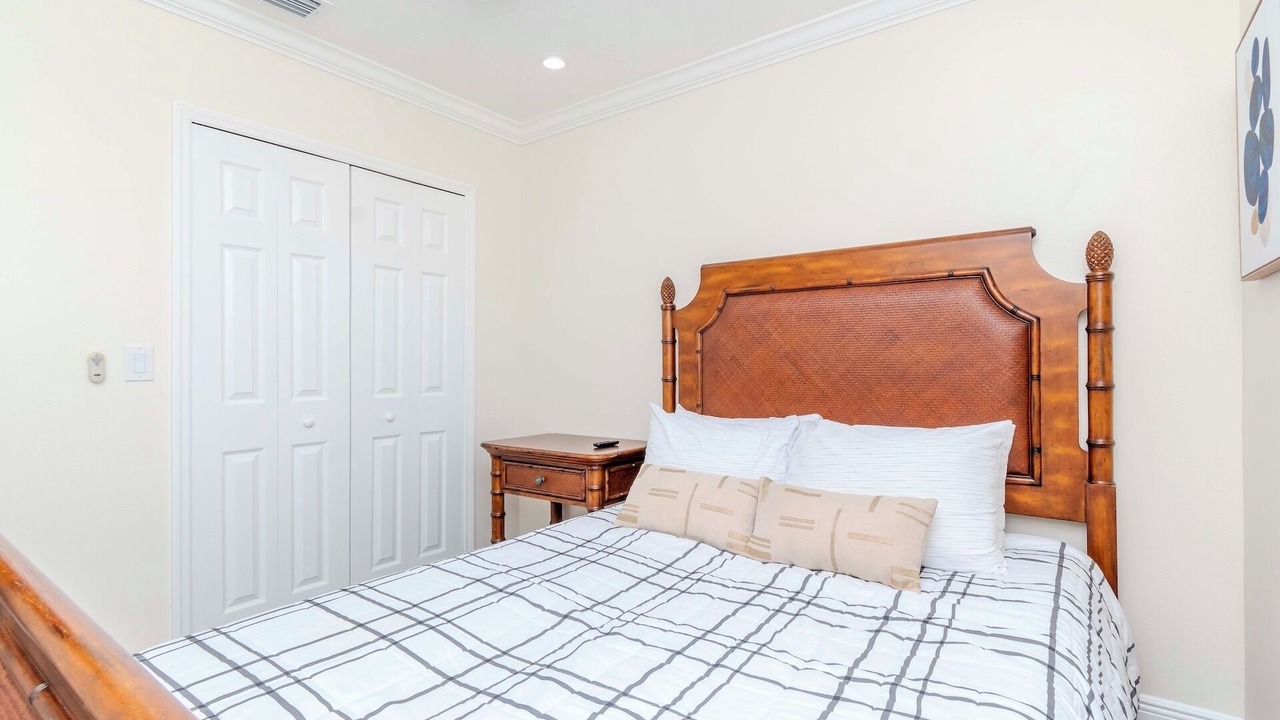 Photo of Bedroom in Bayshore Gardens