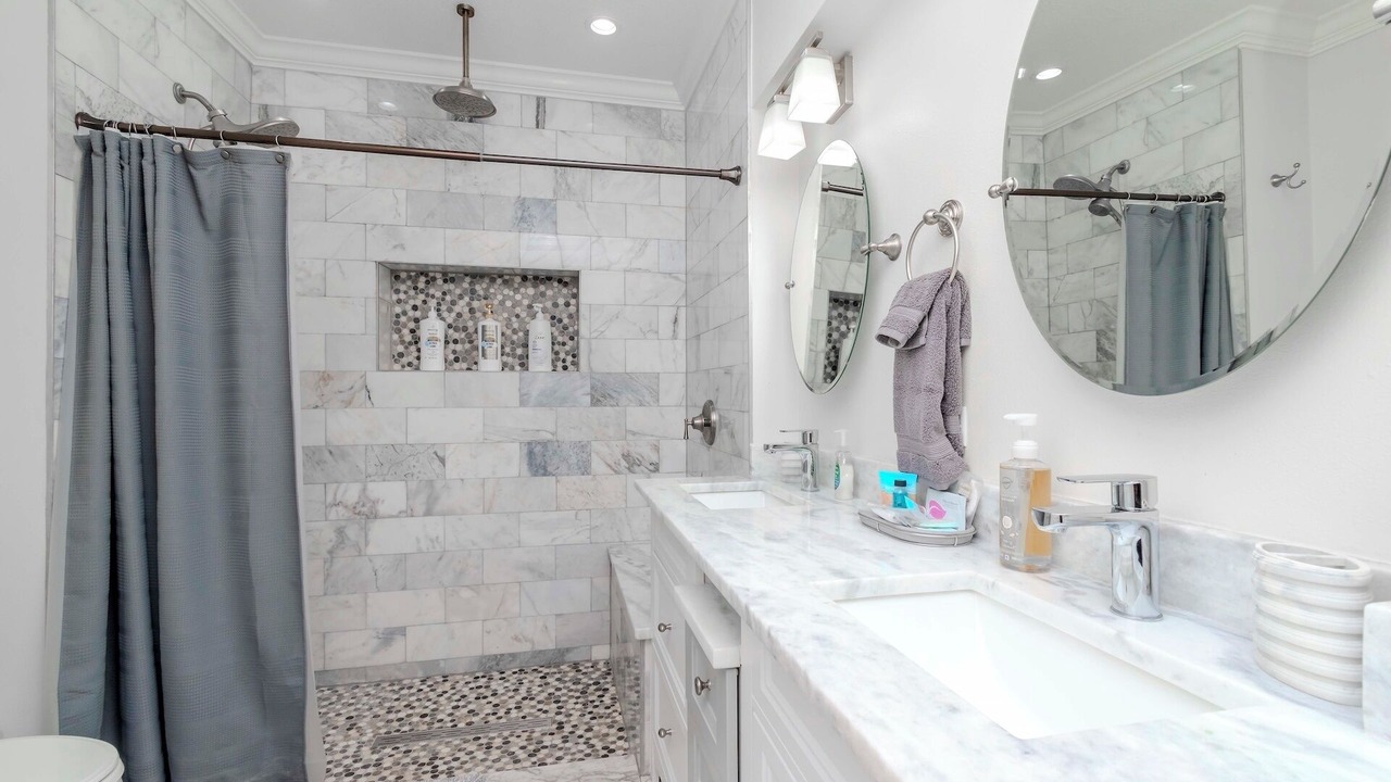 Photo of Bathroom in Bayshore Gardens