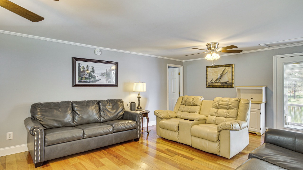 Photo of Livingroom in Hollands Landing