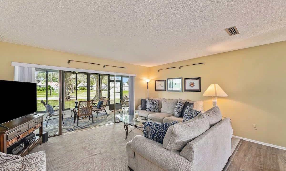 Photo of Livingroom in East Lake Woodlands