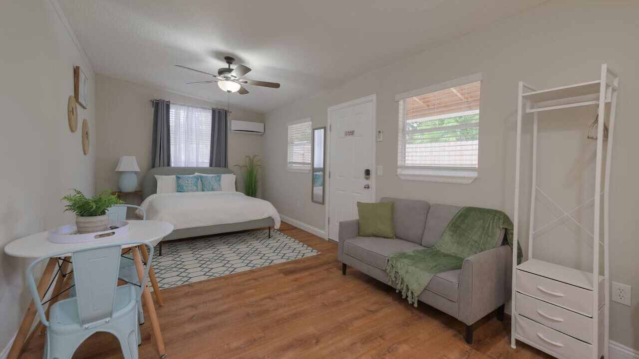 Photo of Bedroom in Azalea Park