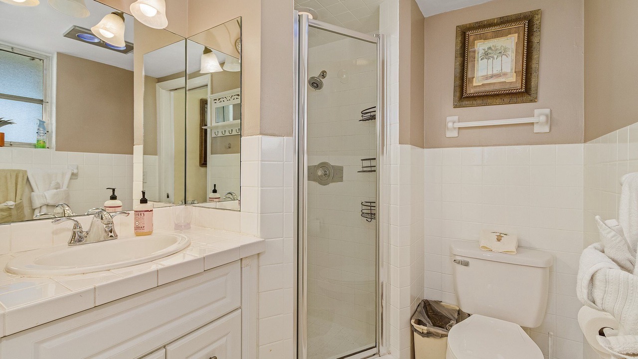 Photo of Bathroom in Caloosahatchee