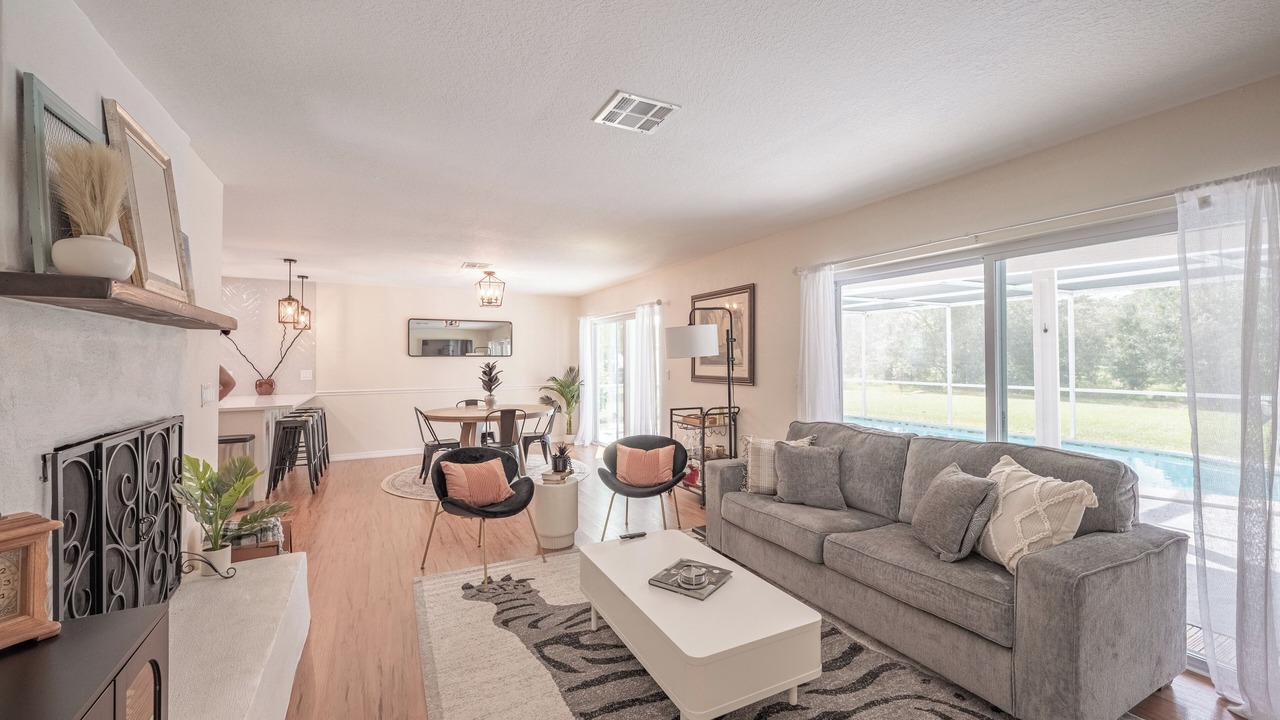 Photo of Livingroom in Forest Oaks