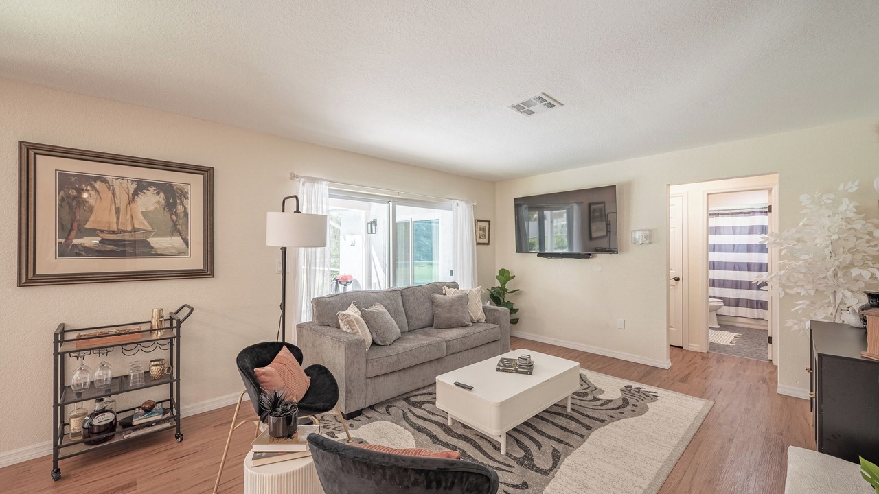 Photo of Livingroom in Forest Oaks