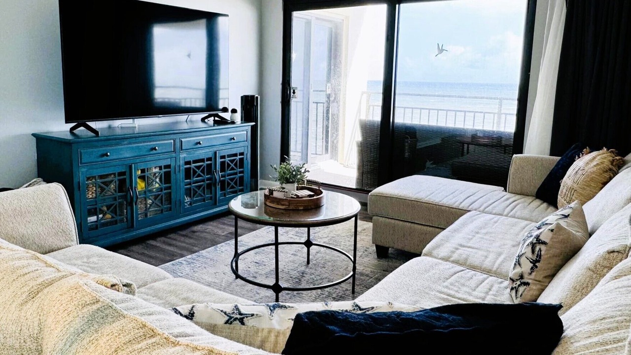 Photo of Livingroom in Seawinds Condo
