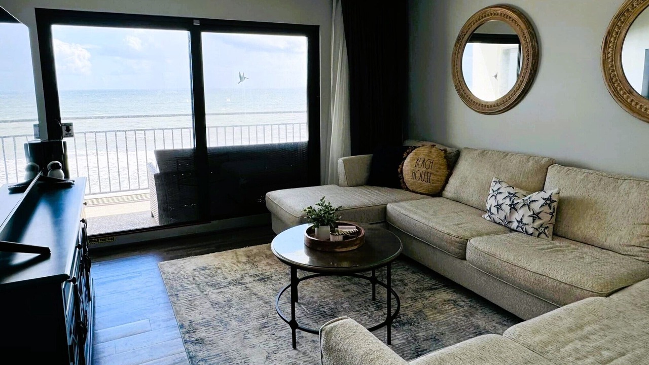 Photo of Livingroom in Seawinds Condo