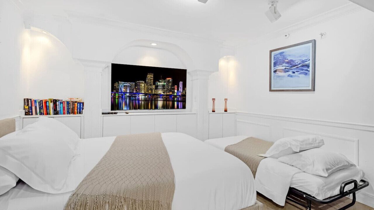 Photo of Bedroom in Mid Beach