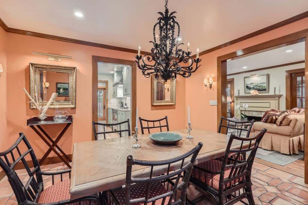 Photo of Livingroom in Old Northwood Historic District