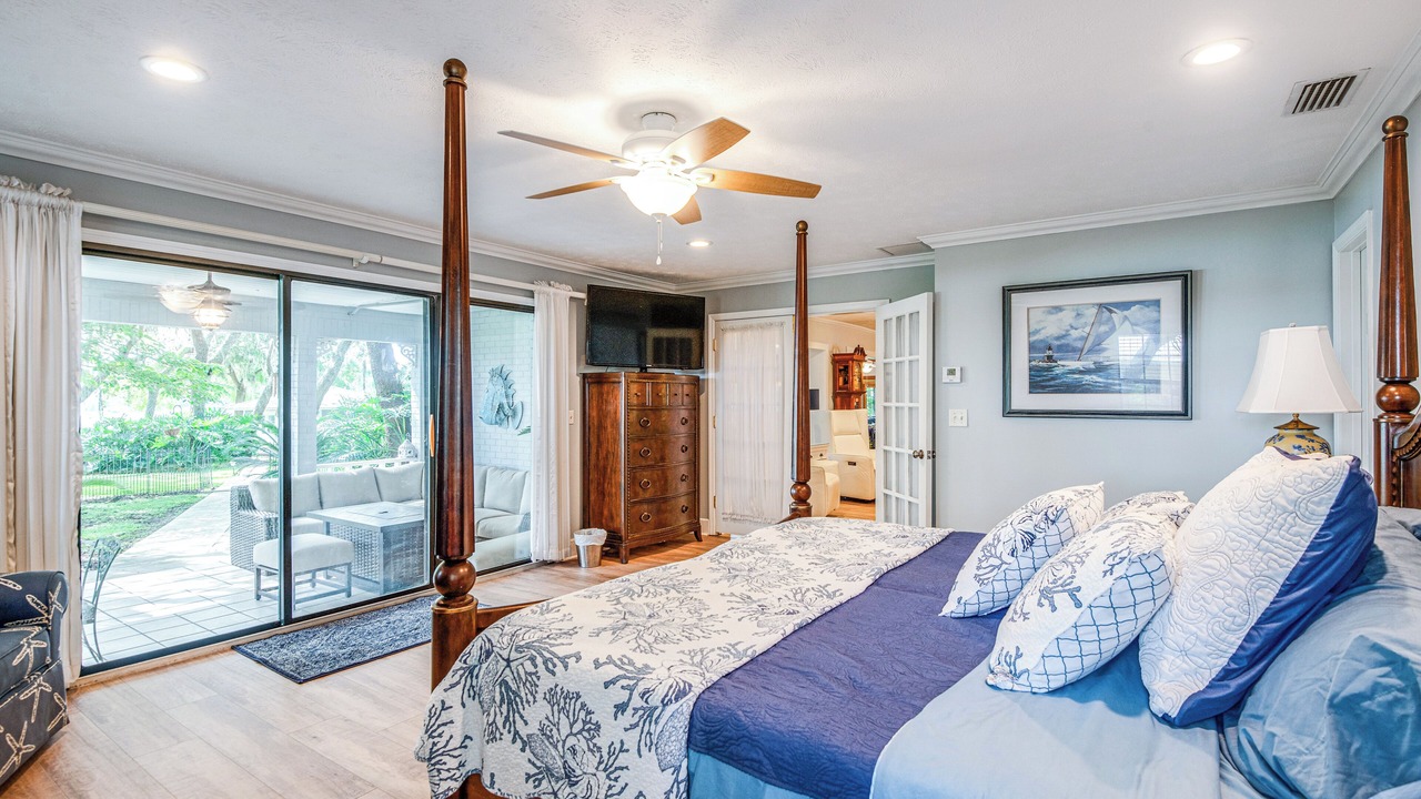 Photo of Bedroom in Putnam Hall