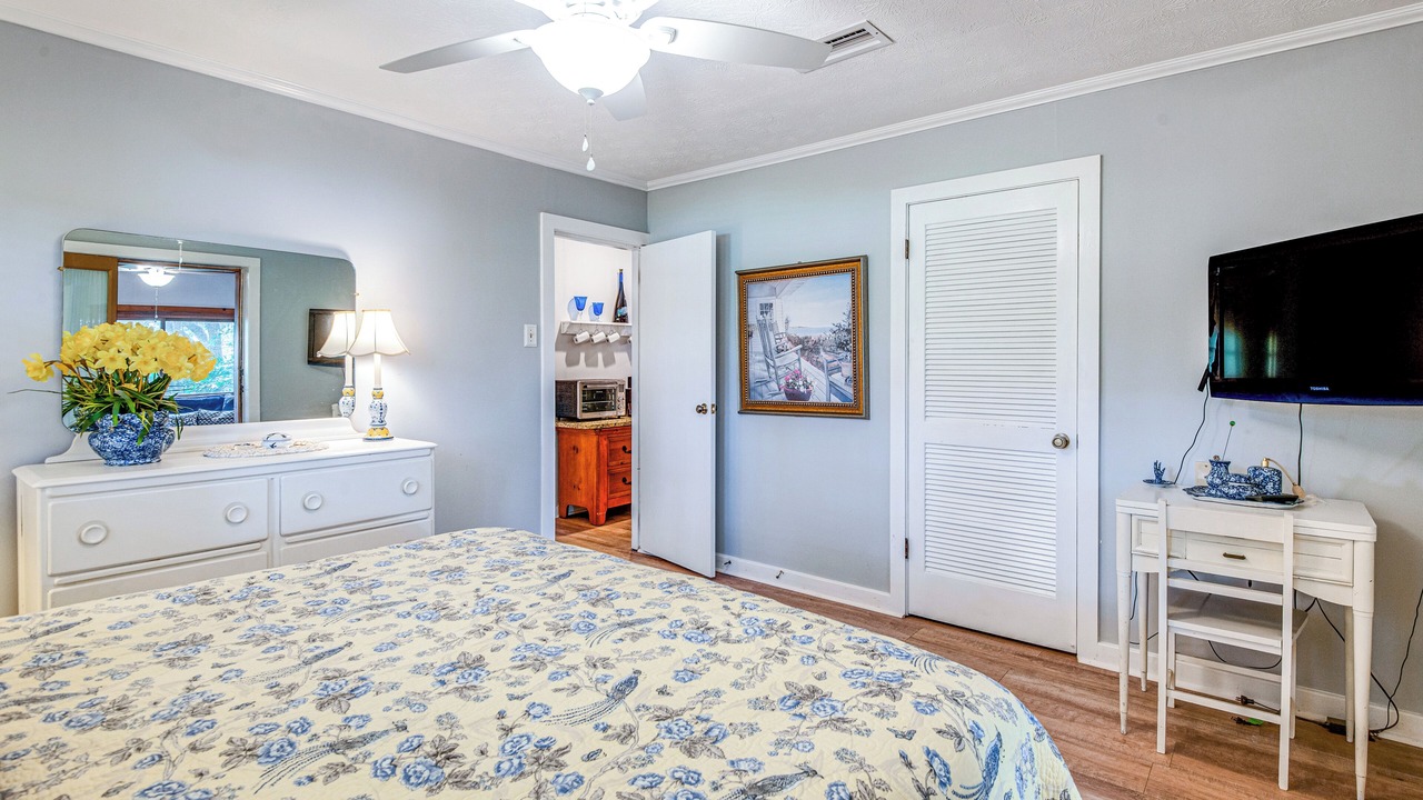 Photo of Bedroom in Putnam Hall