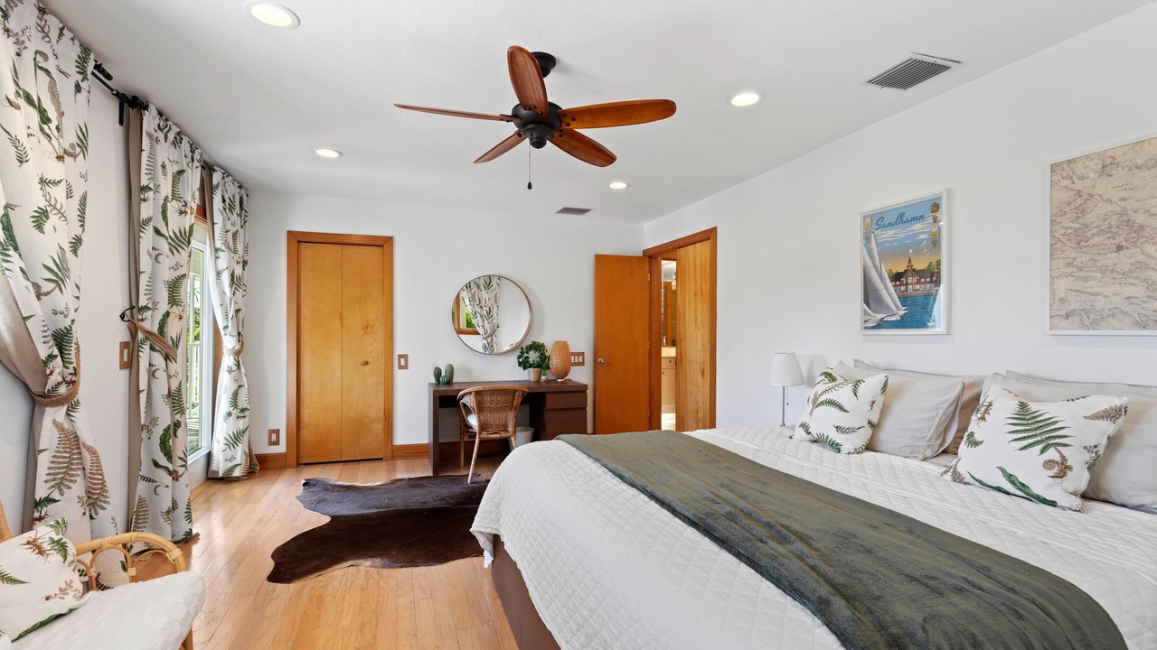 Photo of Bedroom in Bayshore Gardens