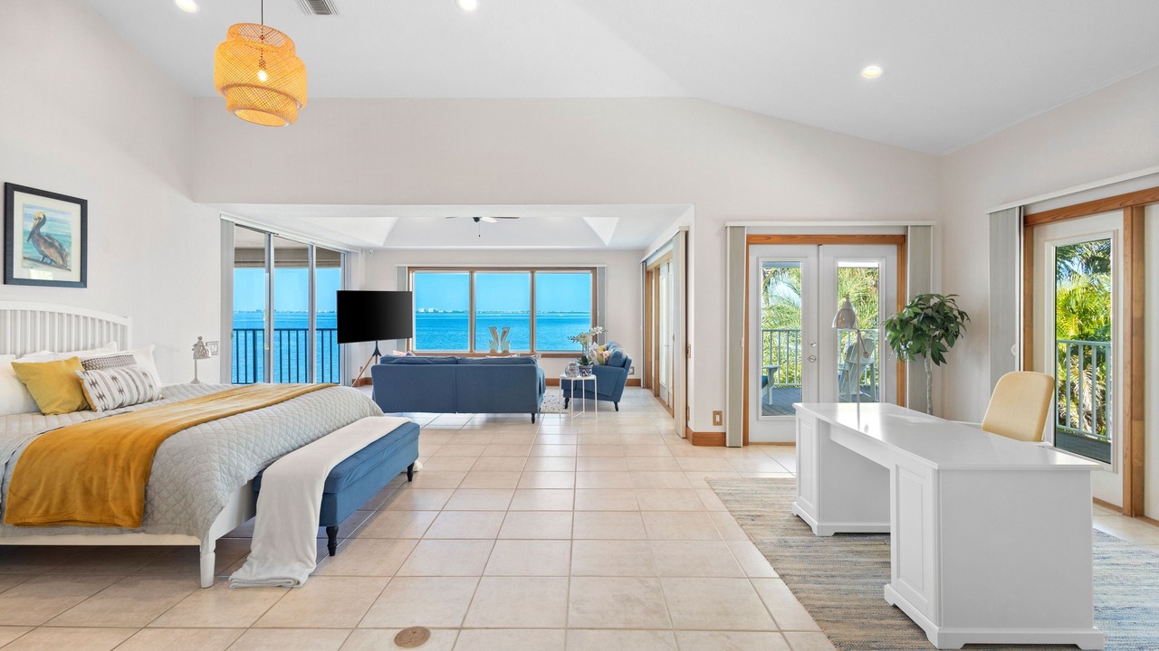 Photo of Bedroom in Bayshore Gardens