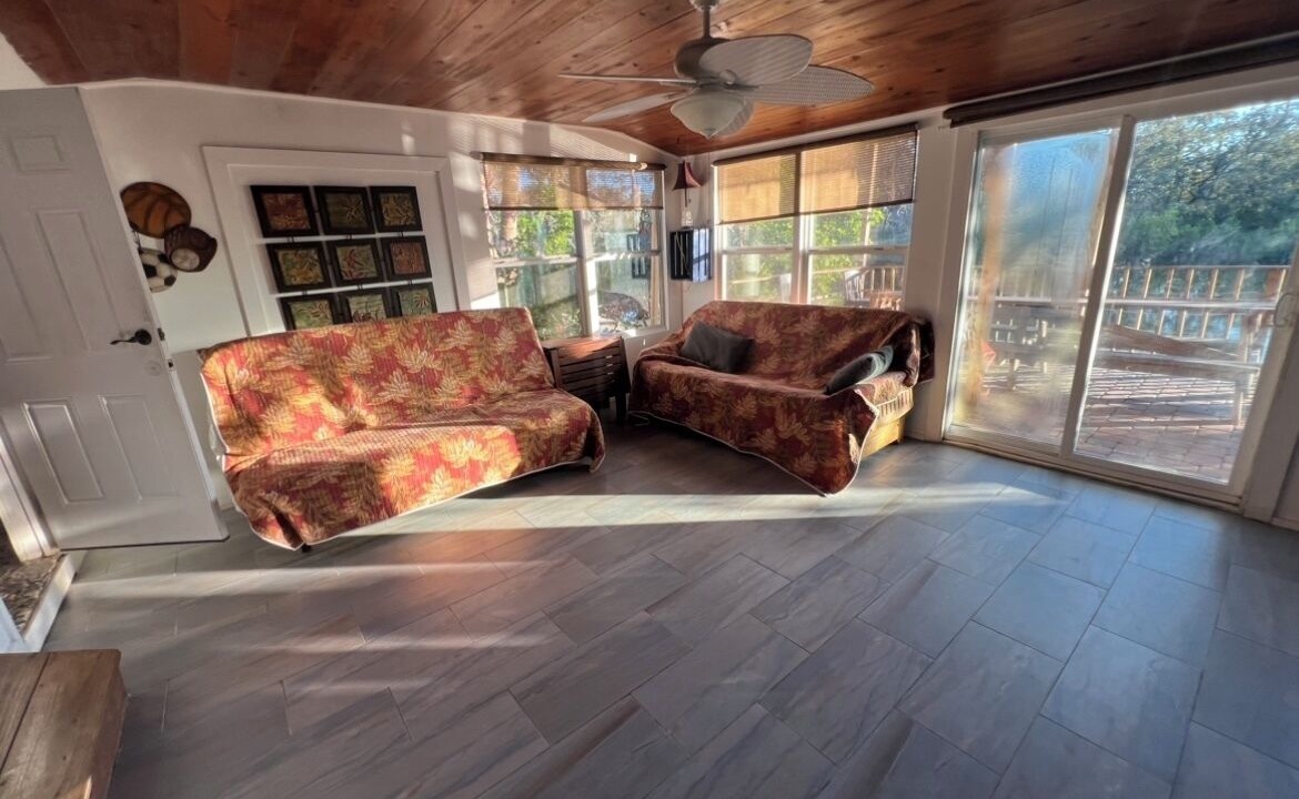 Photo of Livingroom in Town N County Park