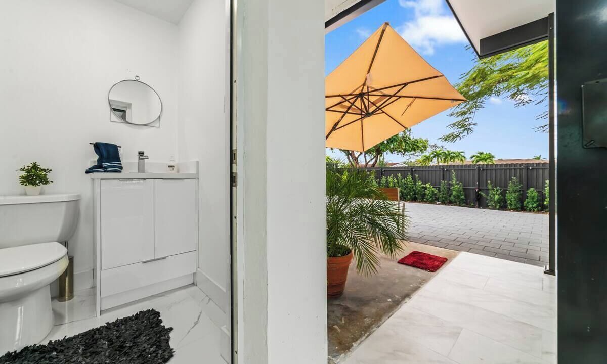 Photo of Bathroom in Kendale Lakes
