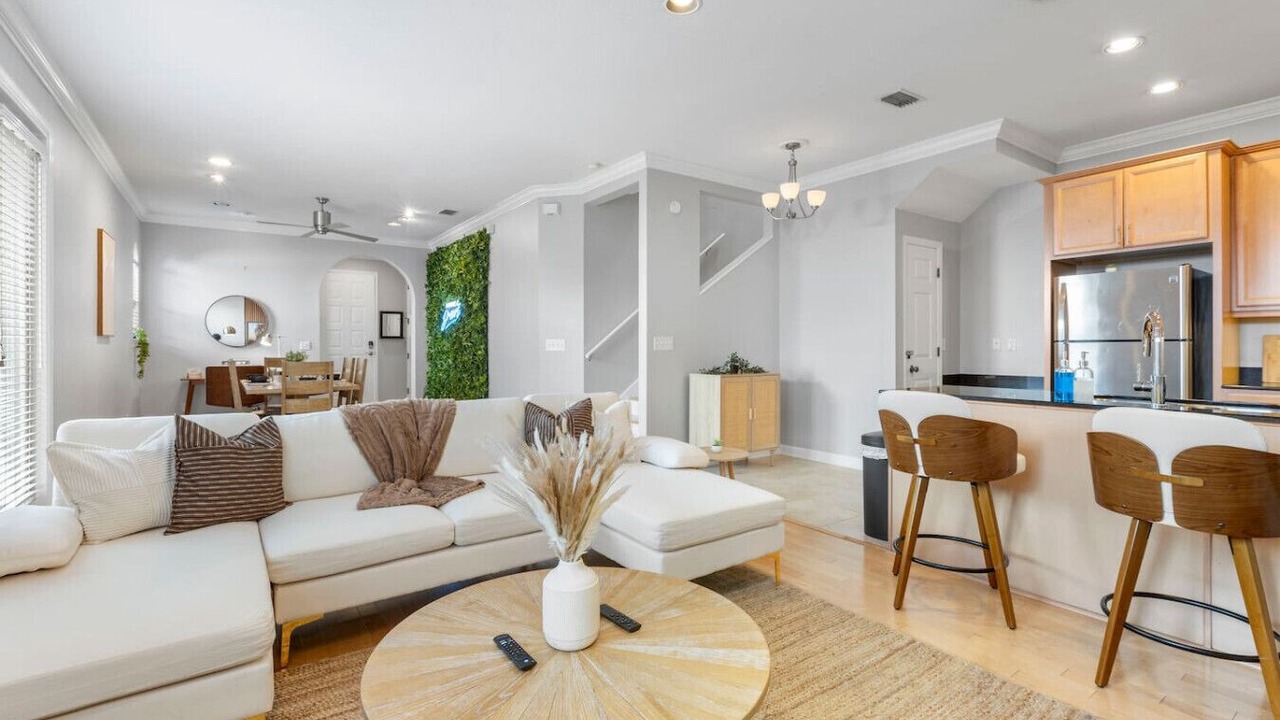 Photo of Livingroom in Courier City - Oscawana