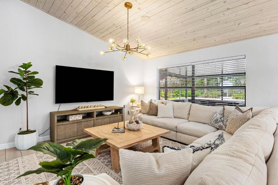 Photo of Livingroom in Lake Ida Shores