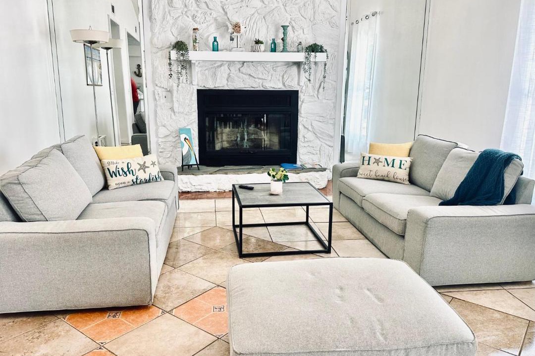Photo of Livingroom in Biltmore Beach
