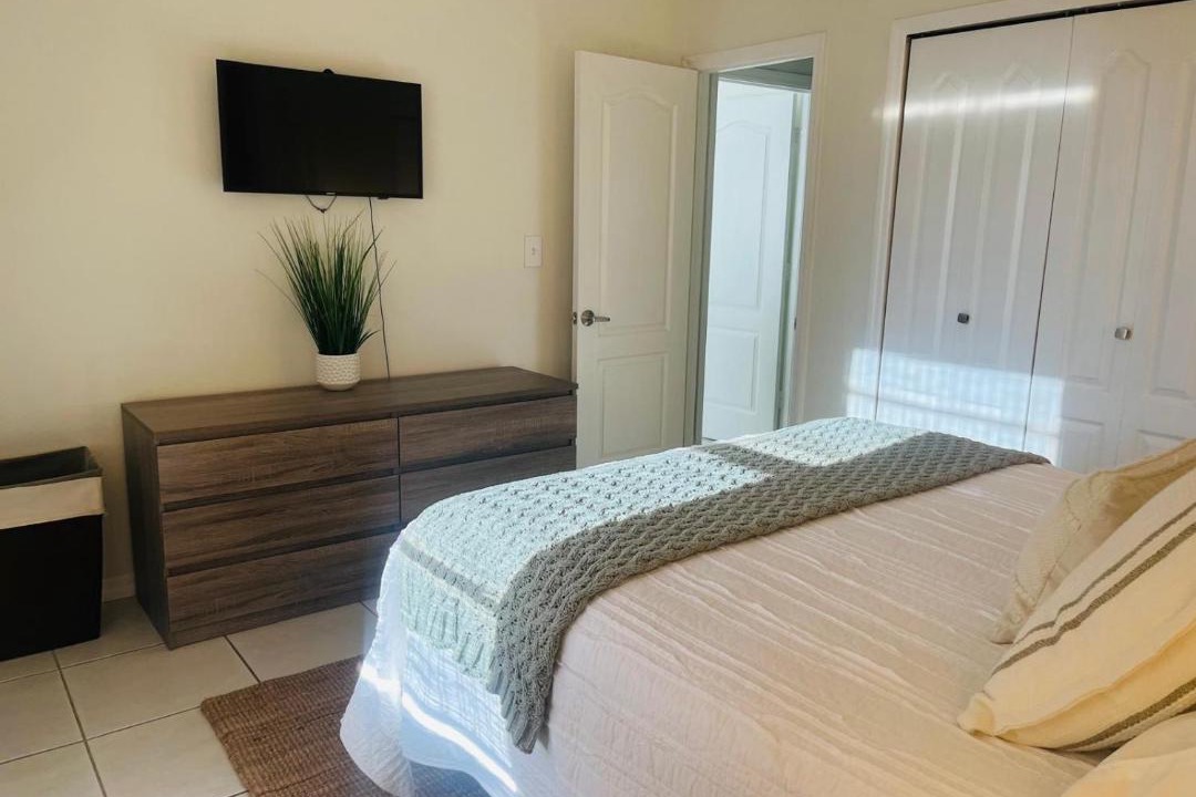 Photo of Bedroom in Mid Beach