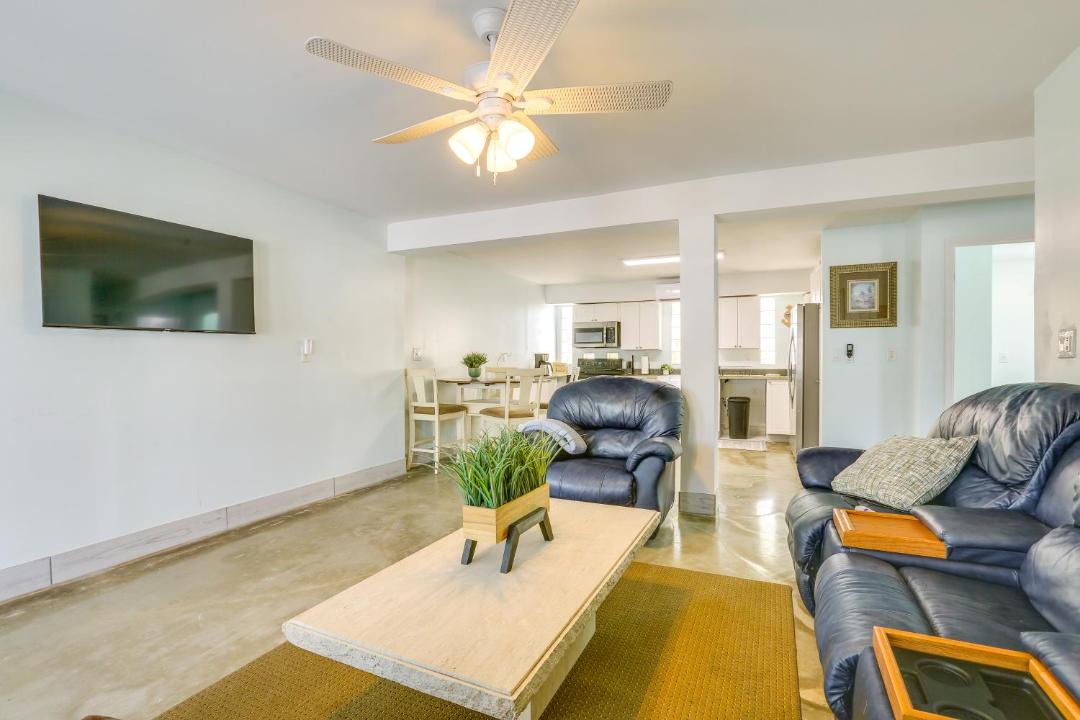 Photo of Livingroom in Mid Island