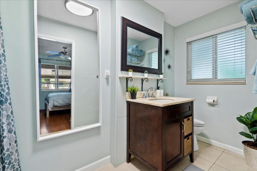 Photo of Bathroom in Central Oakland Park