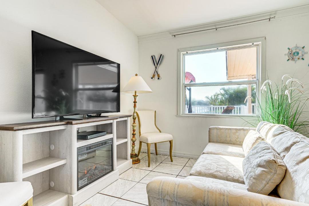 Photo of Livingroom in Hudson Beach Estates