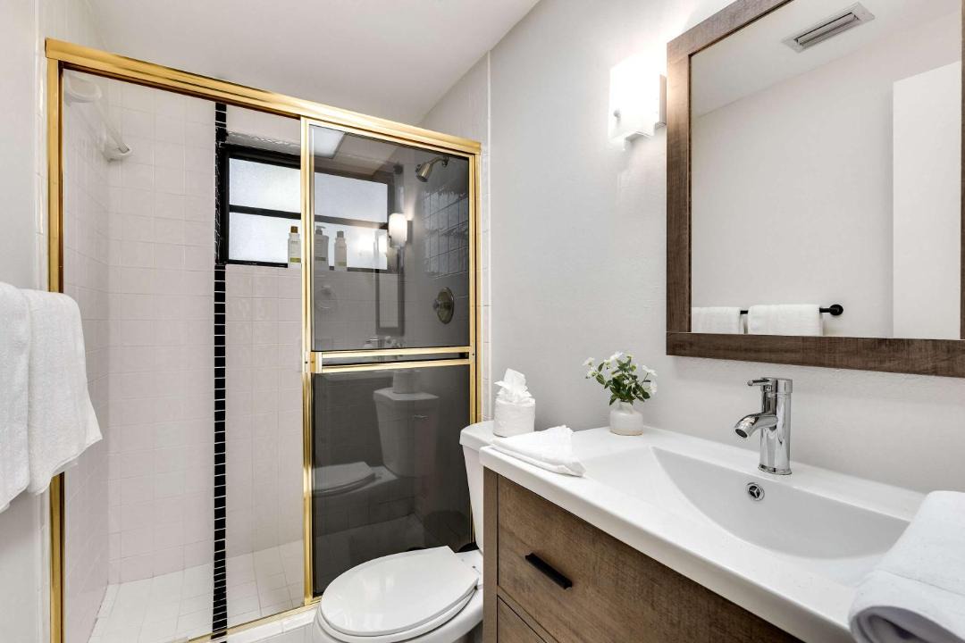 Photo of Bathroom in Lauderdale Harbours