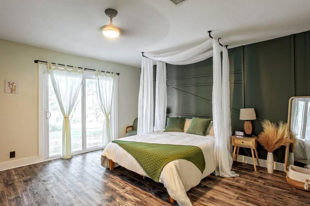 Photo of Bedroom in Cypress Gardens