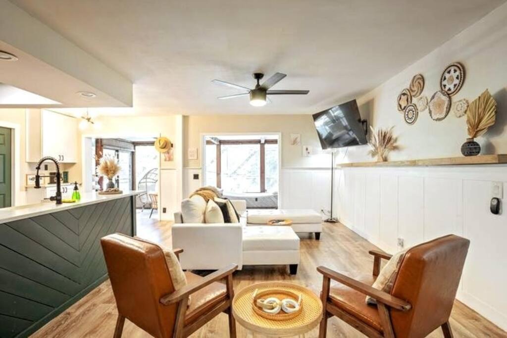 Photo of Livingroom in Cypress Gardens