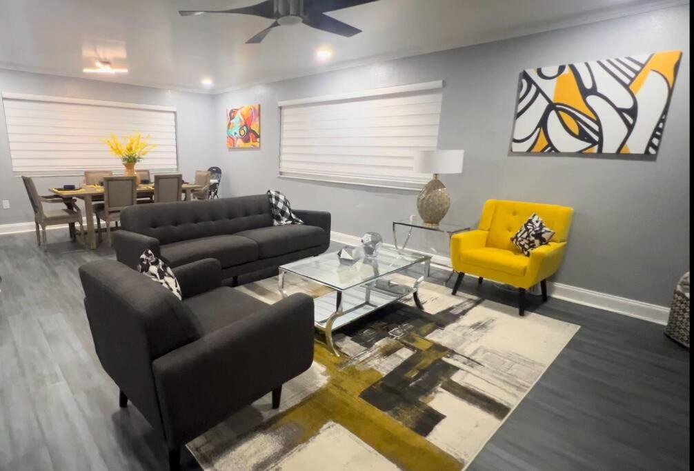 Photo of Livingroom in Miami Gardens