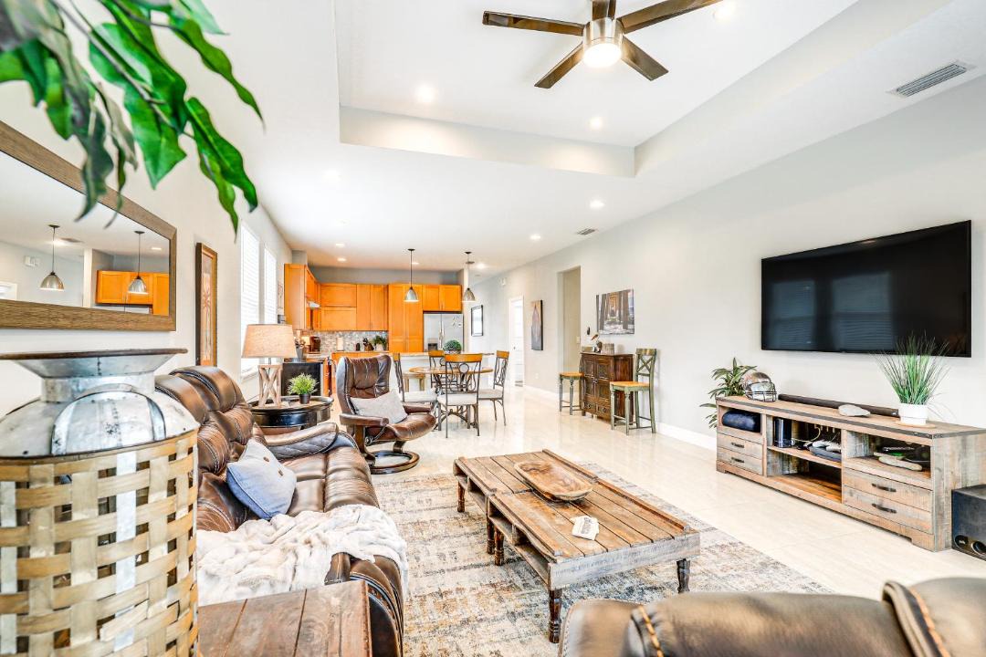Photo of Livingroom in Carver City - Lincoln Gardens