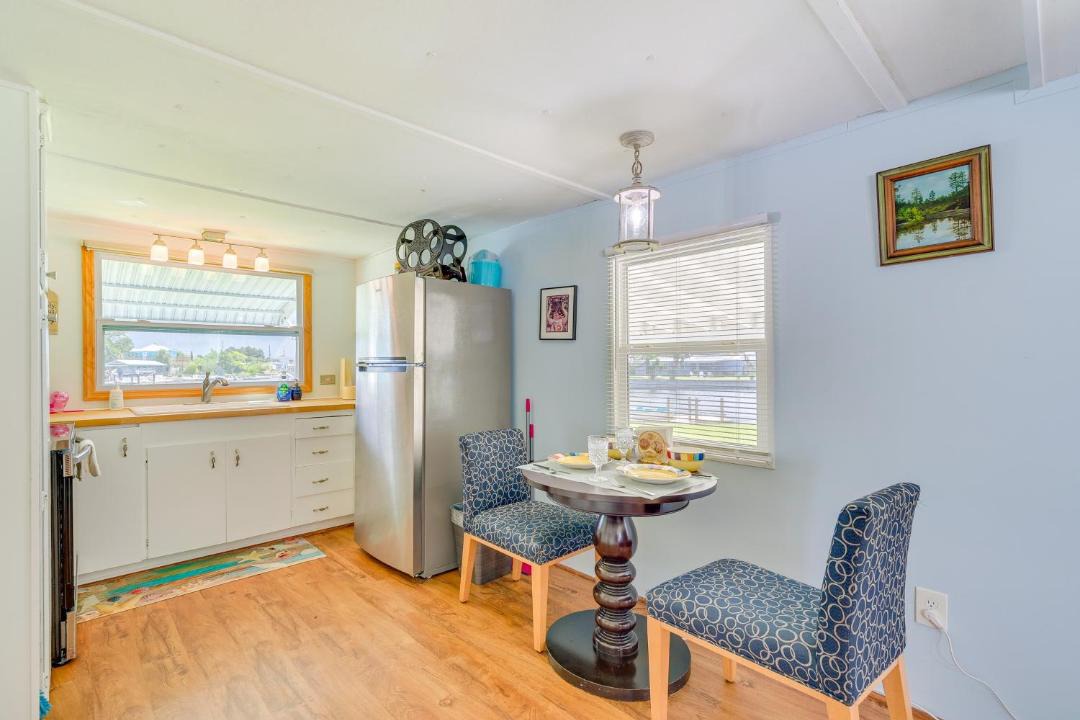 Photo of Livingroom in Signal Cove