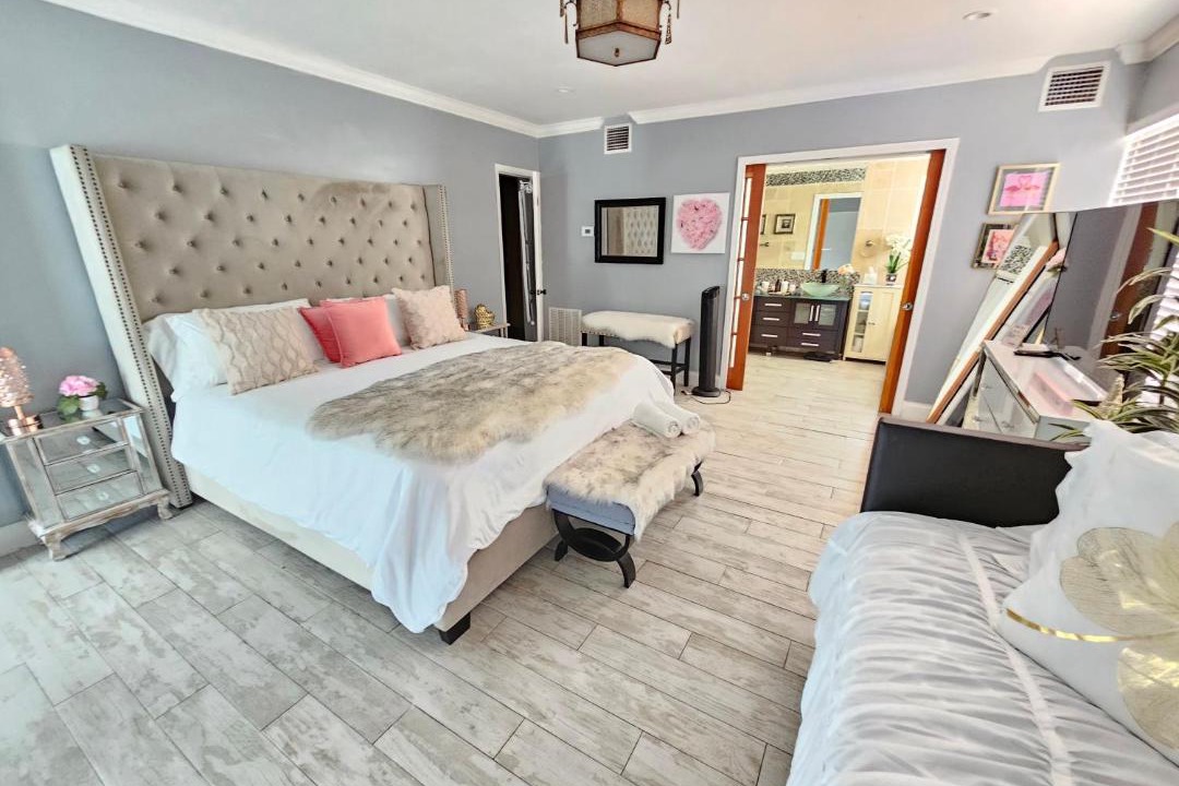 Photo of Bedroom in Hollywood Lakes