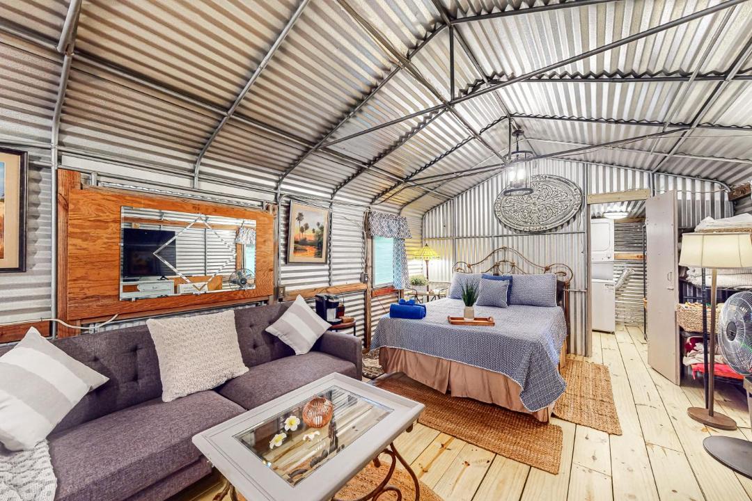Photo of Livingroom in Bronson