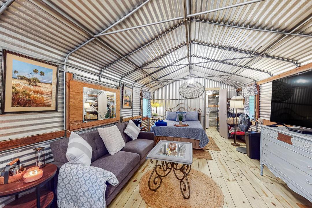 Photo of Livingroom in Bronson
