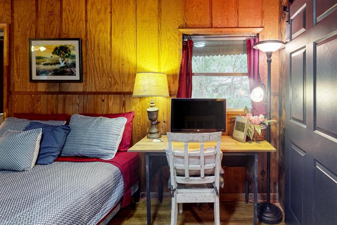 Photo of Livingroom in Bronson