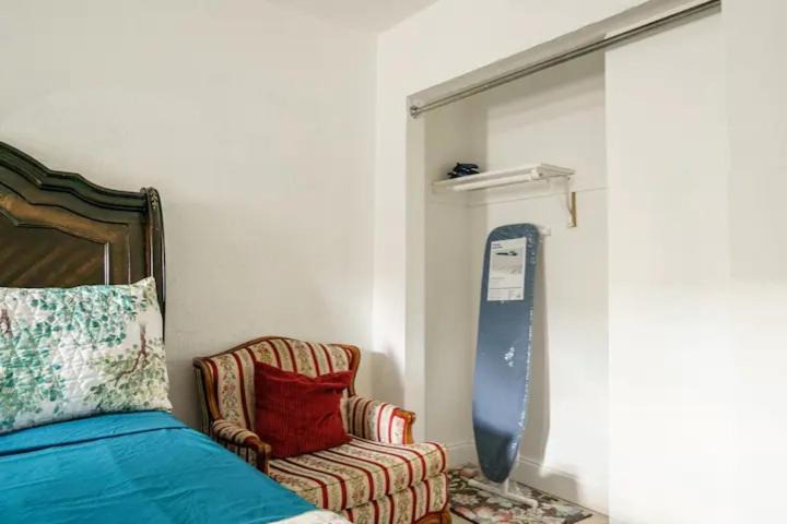 Photo of Bedroom in Oakland Park