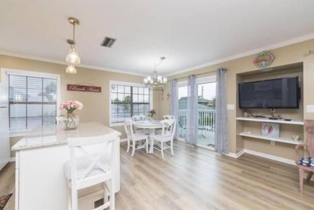 Photo of Livingroom in Surfcrest Village