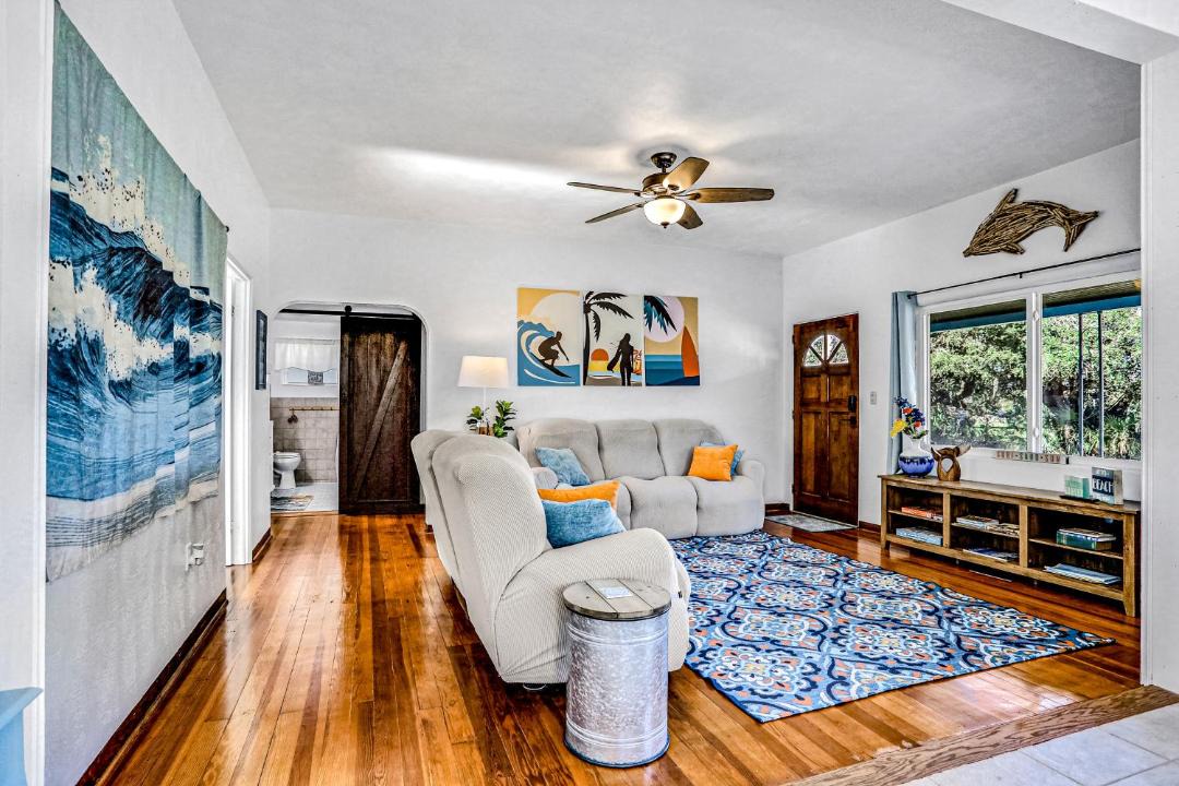 Photo of Livingroom in Edgewater