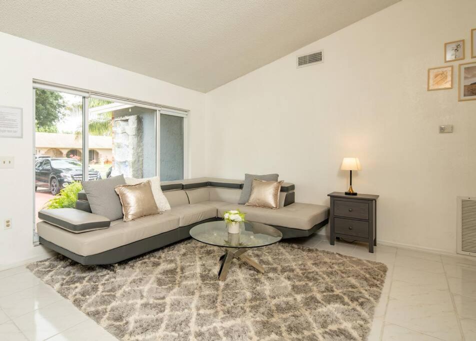 Photo of Livingroom in Pembroke Pines