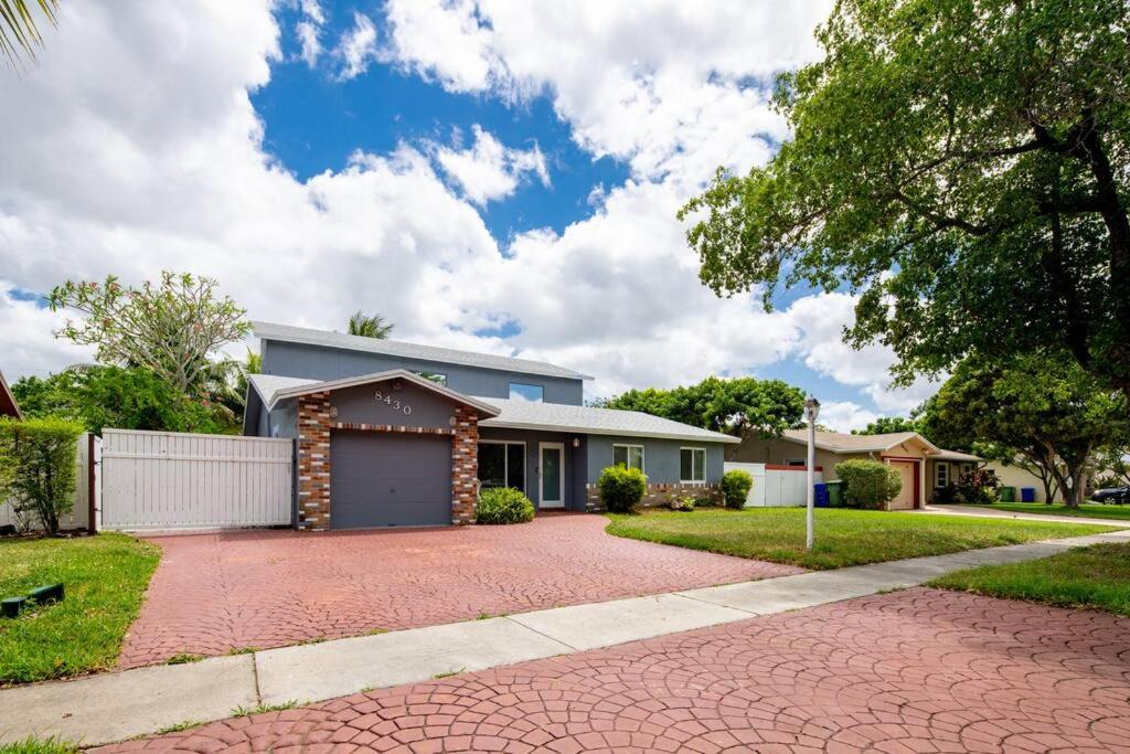 Photo of Buildings in Pembroke Pines