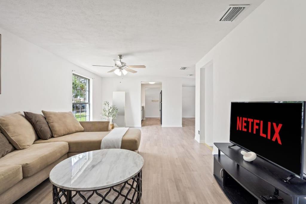 Photo of Livingroom in Town N County Park