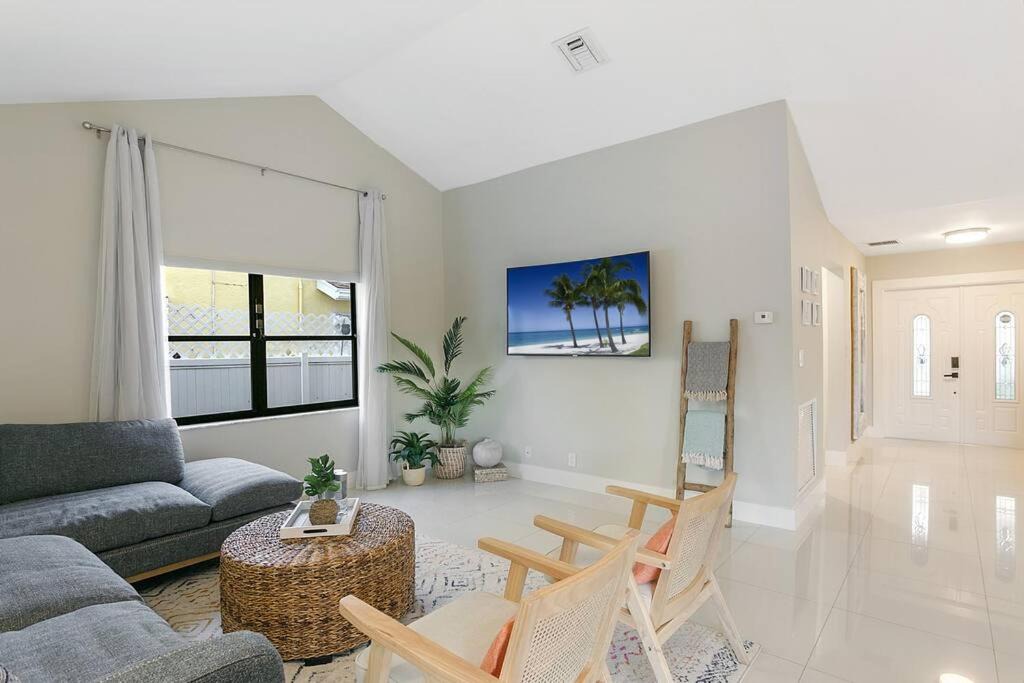 Photo of Livingroom in Dania Beach