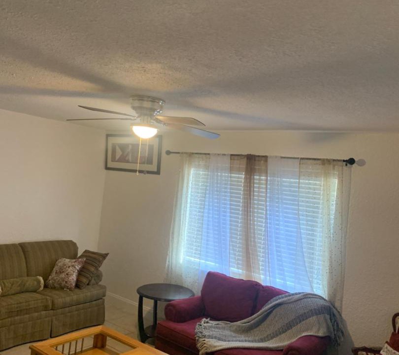 Photo of Livingroom in Oakland Park