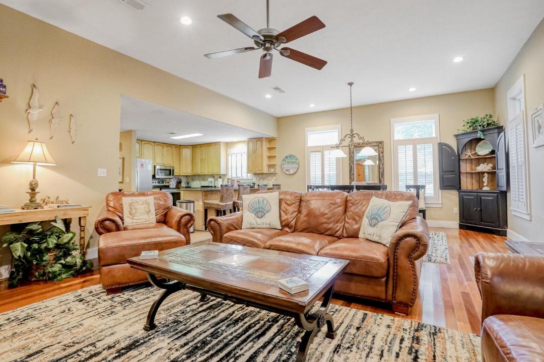 Photo of Livingroom in White's Gulfview