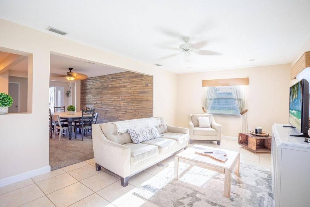 Photo of Livingroom in Gulf Cove