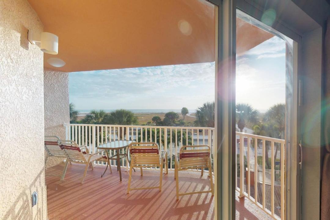 Photo of Patio Balcony in Treasure Island