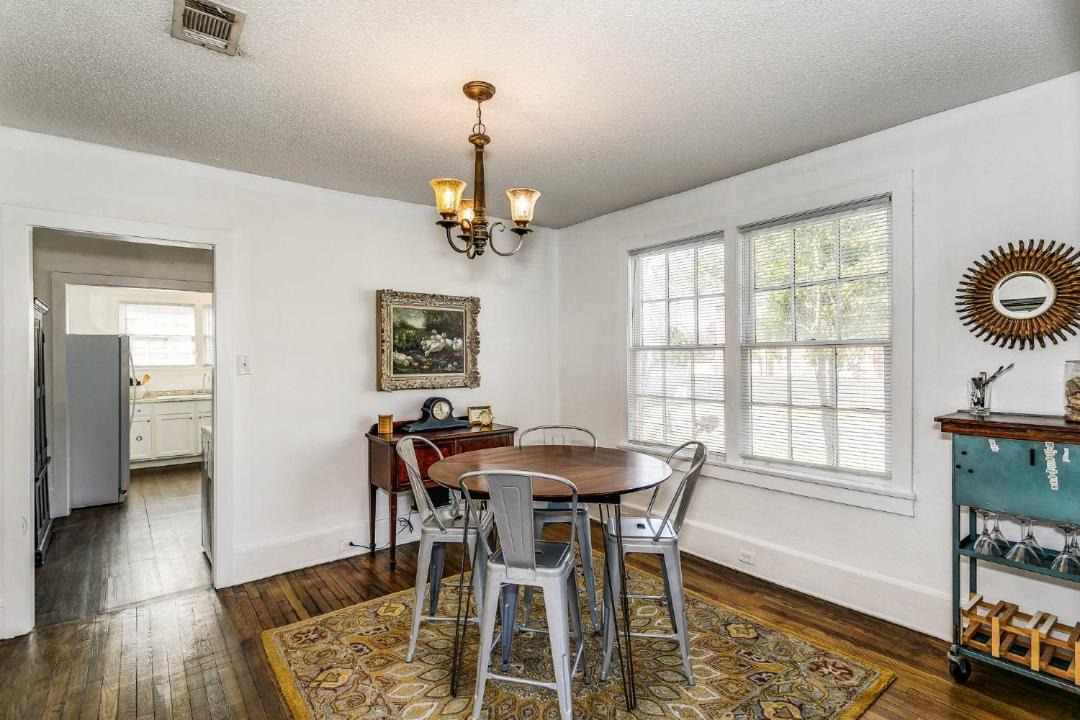 Photo of Livingroom in Old East Hill